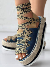 Plateau-Sandalen mit Buchstaben